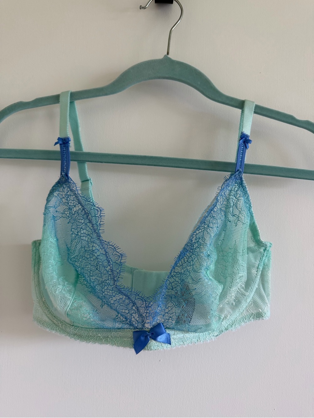 Victoria’s Secret very sexy unlined plunged lace bra 32DD